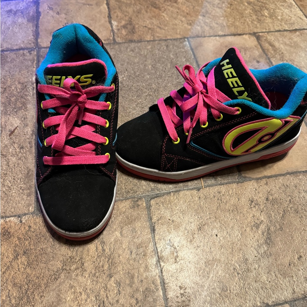 Heeleys girls size 5 good condition my daughter outgrew them!